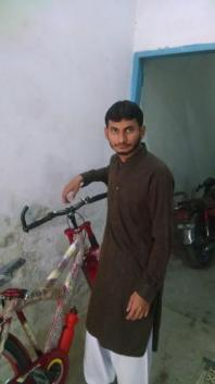 M Adil (Pákistán , Sadiq Abad - 21 let)